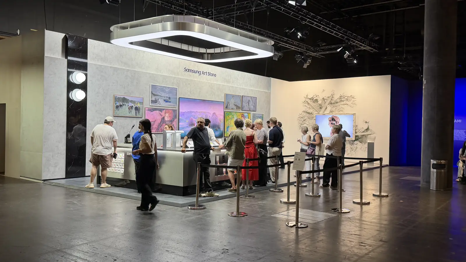The screen brand corner: Unlimited entrance. 